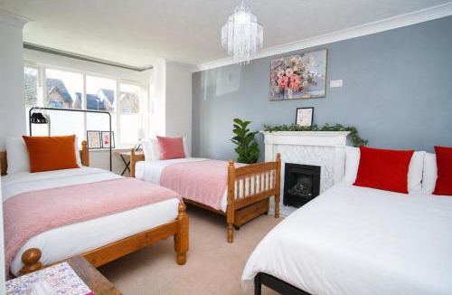 Milton Keynes House | Spacious 4 Bed Detached with Free Parking Sleeps 11