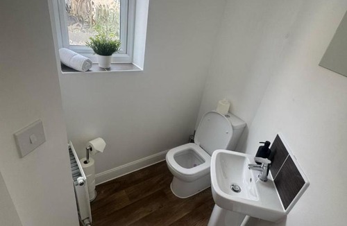 Oadby House | Spacious 4-Bed Home in Marylebone, Wi-Fi, Parking & Extended Stays