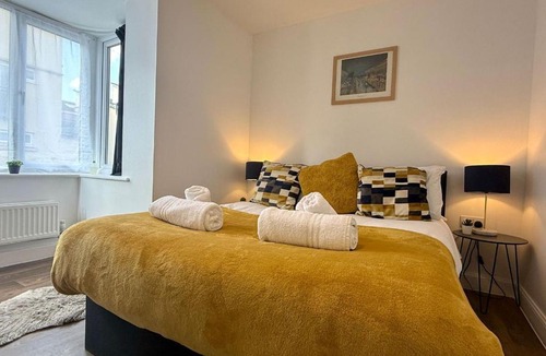 Oadby House | Spacious 4-Bed Home in Marylebone, Wi-Fi, Parking & Extended Stays