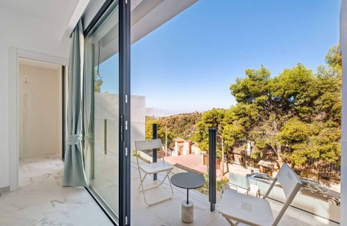 Pinares de San Anton Villa | Spacious 5 Bedrooms villa with swimming pool, views to mountain