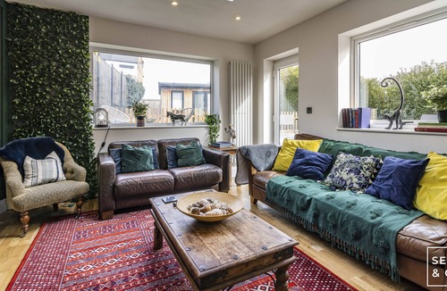 Mapperley House | Spacious 5 double bedroom house with free parking and a garden.