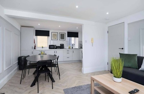 Galashiels Apartment | Spacious 5BR - Heart of Galashiels -Group Friendly