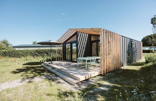 Ouddorp Ski Chalet | Spacious accommodation where your dog is also welcome