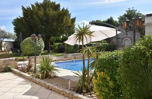 Sommieres House | 🏡 Spacious, air-conditioned 8-person gîte with swimming pool, between history, nature and the sea