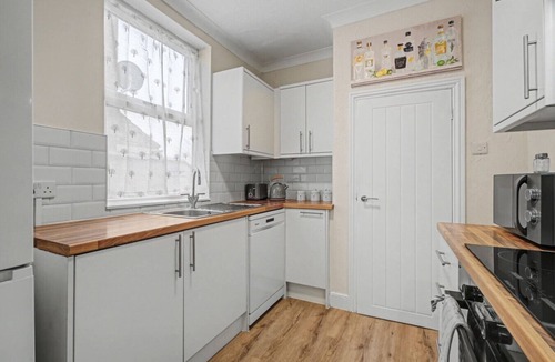Northampton House | Spacious and Modern 2-Bedroom House with Garden - Free Parking