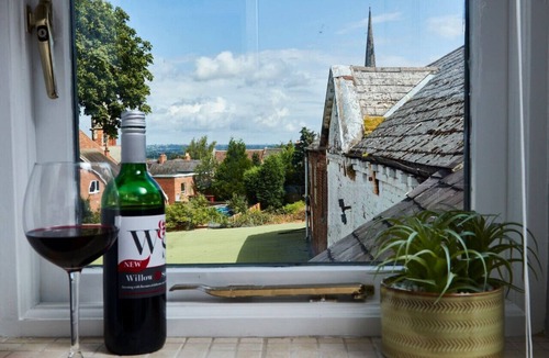Castle Donington Apartment | Spacious Apt; Free Gym & Pool Access EMA 6 Mins