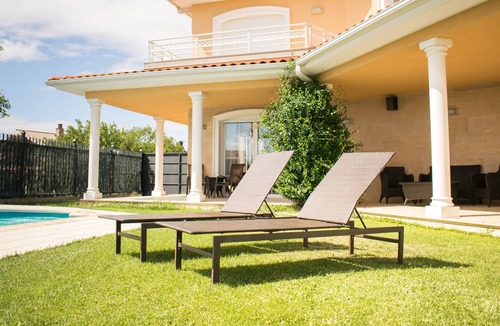 Garinoain Hostel | Spacious family suite for a quiet getaway.