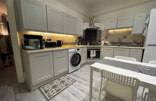 Northampton Apartment | Spacious Flat | Sleeps 7, Pet-Friendly + Parking