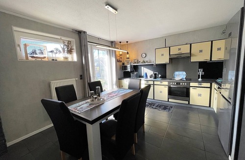 Fahretoft Apartment | Spacious Holiday Home Sanfte Brise 1 with Garden near the Sea