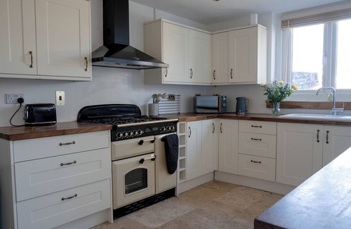 Nettlestone House | Spacious seaside home, stroll to the beach! A perfect Isle of Wight getaway.