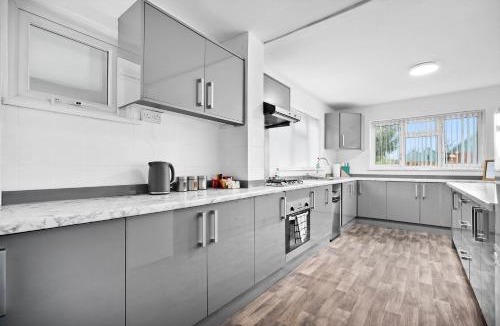 Olton House | Spacious Solihull 4 Bedroom House with Multi-Car Driveway