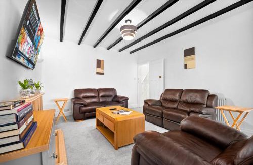 Olton House | Spacious Solihull 4 Bedroom House with Multi-Car Driveway