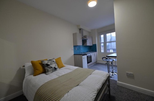Coventry City Centre Apartment | Spacious Studio City Centre (3)