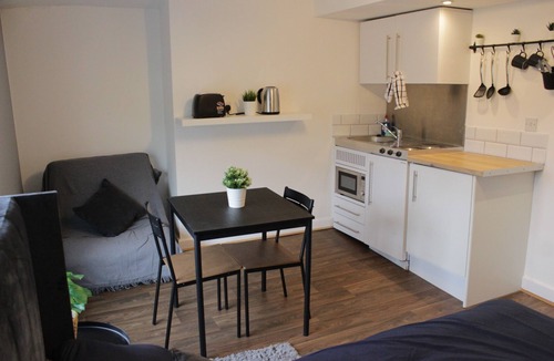 Southampton City Centre Apartment | Spacious Studio near Solent Uni w/Free WiFi