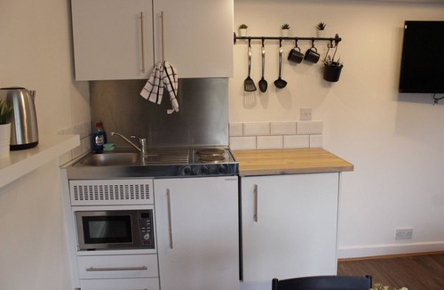 Southampton City Centre Apartment | Spacious Studio near Solent Uni w/Free WiFi