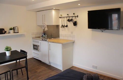 Southampton City Centre Apartment | Spacious Studio near Solent Uni w/Free WiFi