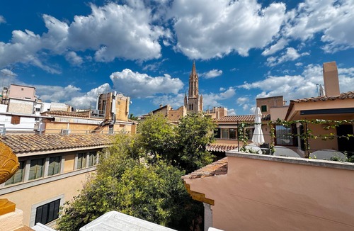 Monti-Sion House | Spectacular rooftop with cathedral views and BBQ