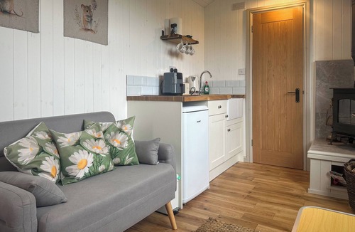 Rowrah Cottage | Spring Meadow Shepherds Hut