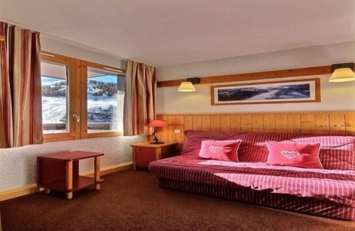 Plagne 1800 Apartment | Studio cabin for 4, near slopes and shops, balcony, pool, 3 Paradiski crystals