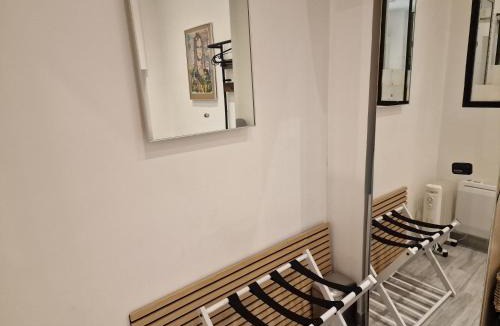 8th Arrondissement Apartment | Studio de charme Paris Champs Elysees