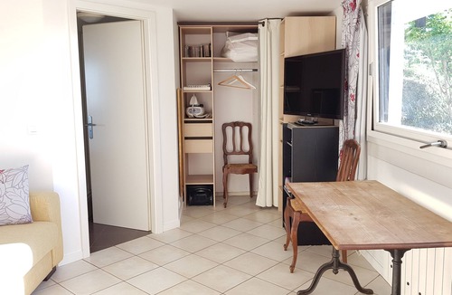 Gruffy Apartment | Studio equipped, independent, with view.
