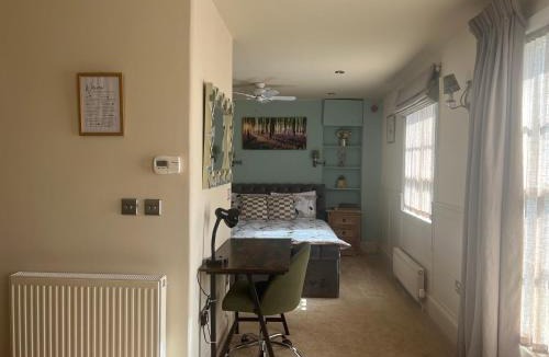 Cheltenham Apartment | Studio Flat Central Cheltenham Parking off road