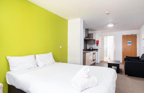 Nottingham City Centre Apartment | Studio flat, kitchenette, workspace, laundry
