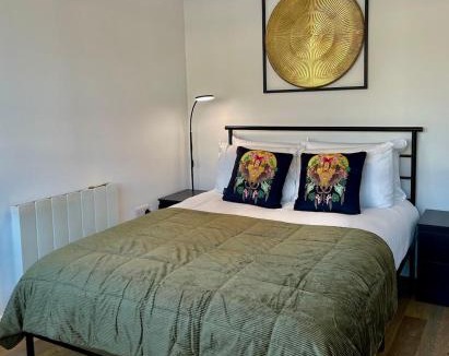 Andover Apartment | Studio Flat with Parking Off High St