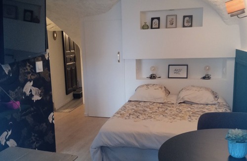 Marguerittes Apartment | Studio in village house with small courtyard