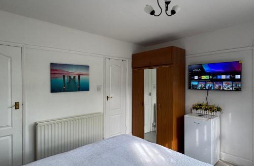 Poole Apartment | Studio-like room with own entrance