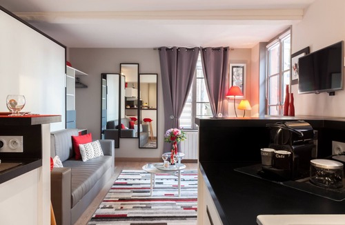 Honfleur Apartment | Studio of the WOOD MAN 1st floor. In the historic center of Honfleur