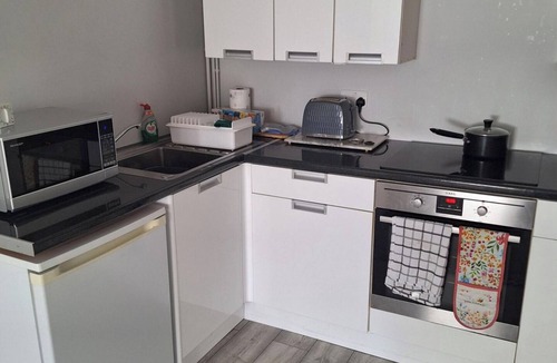 Felpham Apartment | Studio Sleeps 2 - Pets Welcome - Enclosed Garden