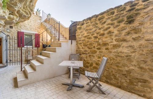 Cornillon-Confoux Apartment | Studio Troglodyte en Provence