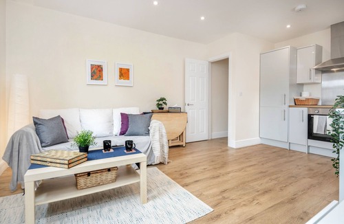 Stockcross Apartment | Stunning, Modern, Spacious Flat with Free Parking, Rural