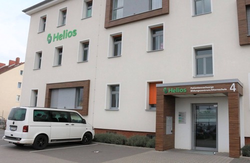 Oststadt/Stadtfeld Apartment | Suite/1st room with double bed (electrically adjustable beds), 2nd room two single beds with shared bathroom
