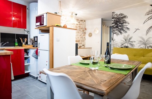 Nimes City Centre Apartment | Superb apartment (3pers) air-conditioned, quiet, ideal location in town center