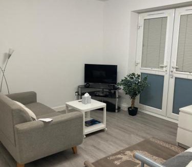 Gravesend Apartment | Thames Riverside Studio, Gravesend Town Centre - near train station