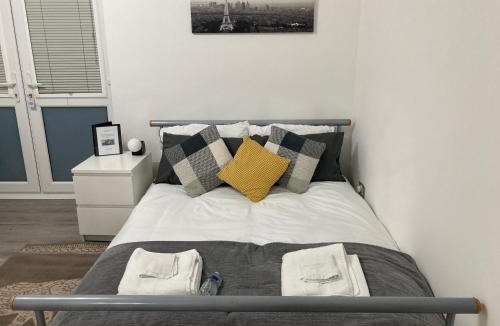 Gravesend Apartment | Thames Riverside Studio, Gravesend Town Centre - near train station