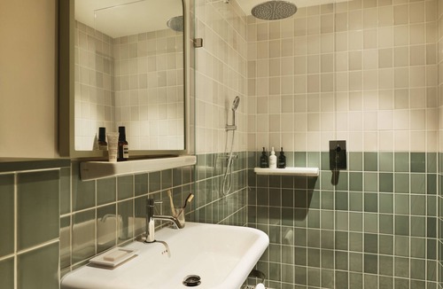 Eastern Docklands Hotel | The Hoxton, Lloyd