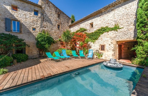 Collias Apartment | The Jasmin suite has a shared swimming pool, Wi-Fi and air conditioning