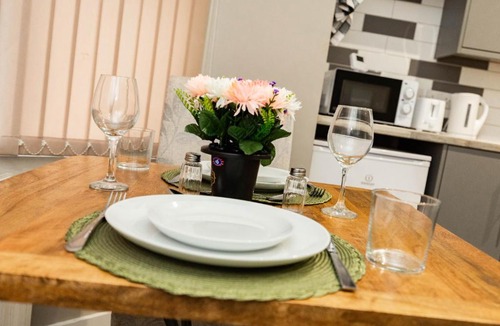 Wolverhampton Apartment | The Wolverhampton Retreat- Free Parking