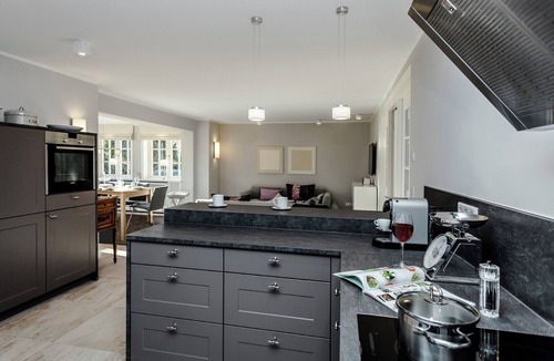 Großmorsum House | This exclusive end-unit house under thatch combines modern style with fries