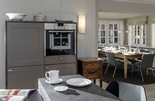 Großmorsum House | This exclusive end-unit house under thatch combines modern style with fries