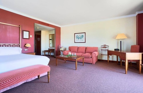 Cebreros Hotel | Tranquil Family Room Near Downtown Ávila – 3 Miles Away
