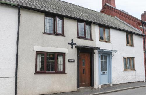 Clun House | Tuc - Tin