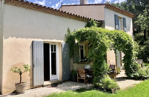 Le Tholonet Villa | Unoverlooked character house for 8 people in a pine forest in Aix-en-Provence