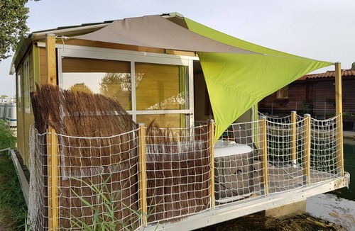 Saint-Jean-de-Losne House | Unusual floating cottage with private Jacuzzi