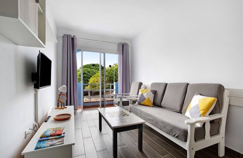 Tarajalejo Apartment | Vacation Apartment 'Buena Fuerte Apartamentos Playa' with Sea View, Shared Terrace and Wi-Fi