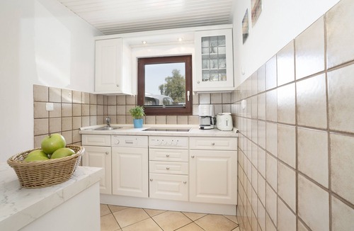 Lensterstrand Apartment | Vacation bungalow with terrace at Zwergenweg 2a in Grömitz-Lensterstrand