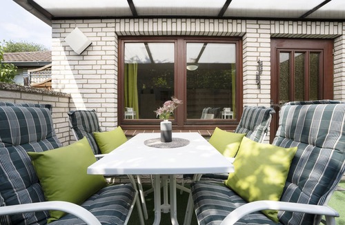 Lensterstrand Apartment | Vacation bungalow with terrace at Zwergenweg 2a in Grömitz-Lensterstrand